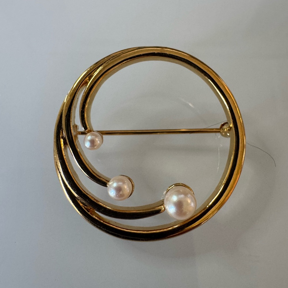 Elegant Gold and Pearl Brooch